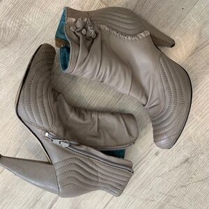 Seychelles grey leather Victorian heeled ankle bootie. Size 7